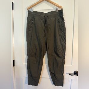 Athleta Trekkie North Jogger Olive Green Athlesuire hiking Sz 16